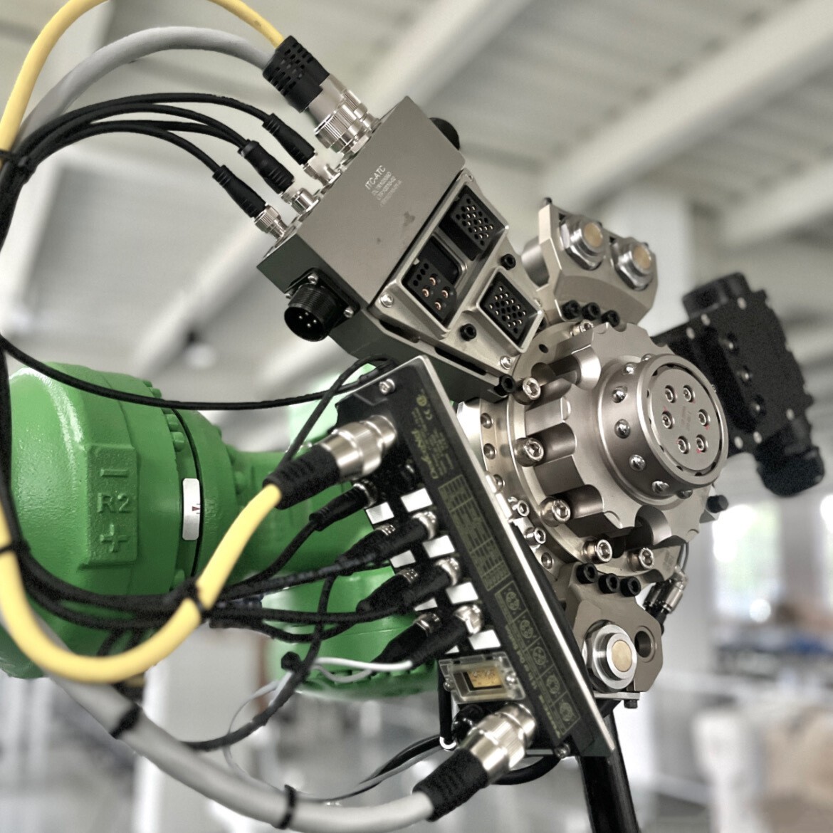 工業(yè)機(jī)器人搭載400系列連接器的布線(xiàn)特寫(xiě)